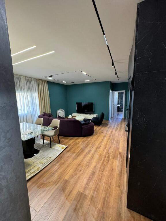 Apartament 1+1 luksoz për qira në një residencë pranë Liqenit të Farkës