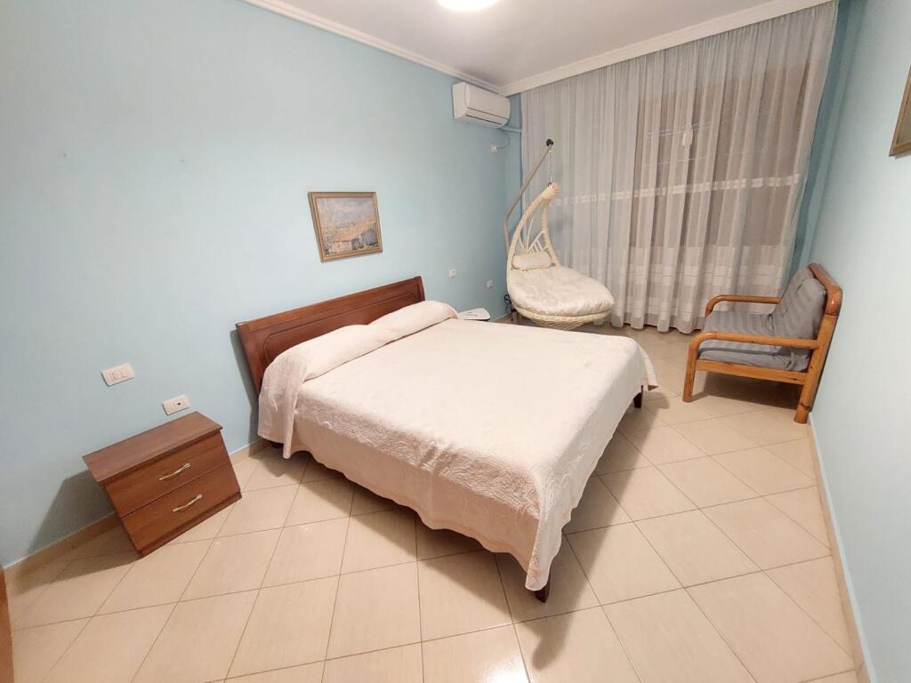 Jepet me qera ditore Apartament 1+1 tek Shkembi i Kavajes