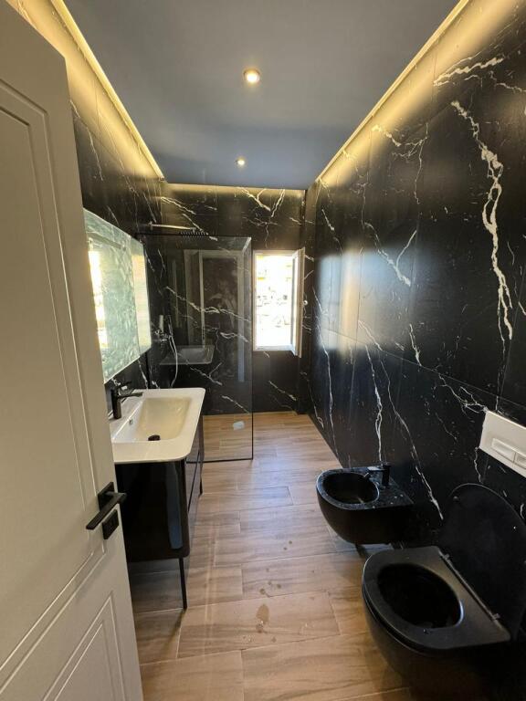 Apartament 1+1 luksoz për qira në një residencë pranë Liqenit të Farkës