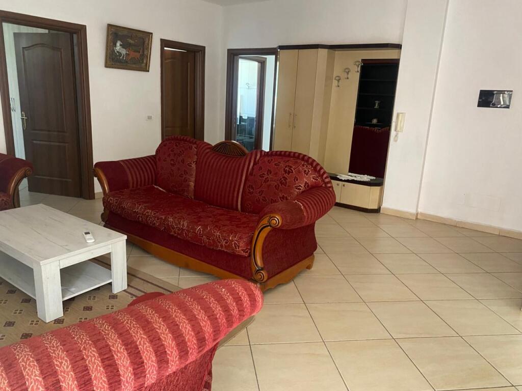 Një apartament 2+1+2 jepet me qera tek Eleonora.