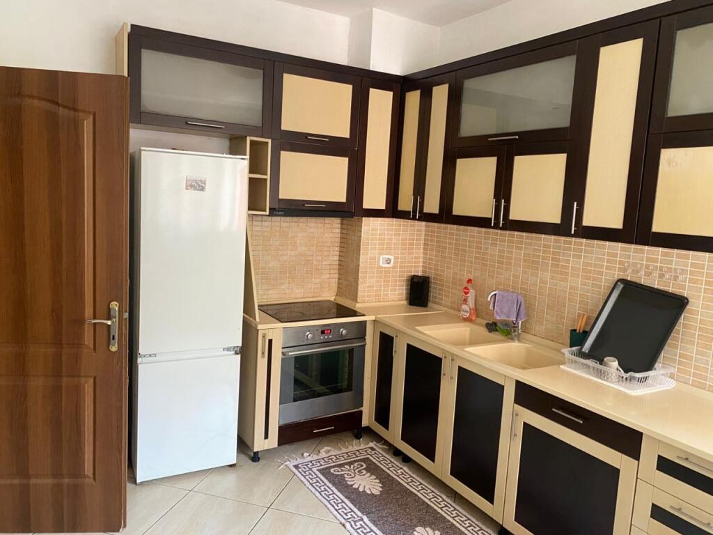 Një apartament 2+1+2 jepet me qera tek Eleonora.