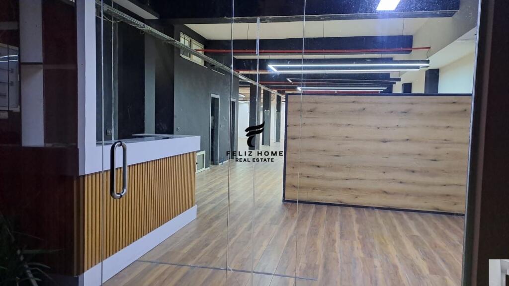 AMBIENTE COMMERCIALE IN AFFITTO 300 M2 VIA KAVAJES