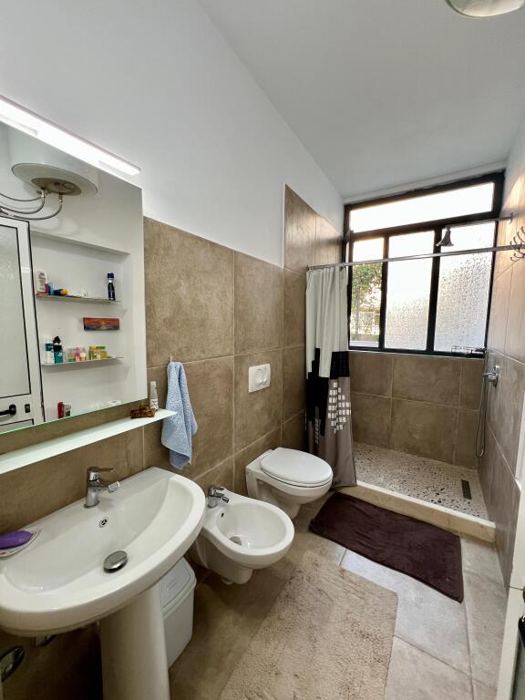 In vendita Casa a 2 Piani, "Shkembi i Kavajës", Durrës.