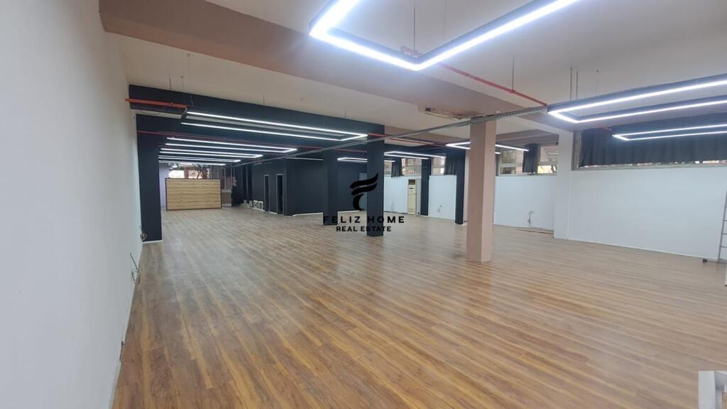 AMBIENTE COMMERCIALE IN AFFITTO 300 M2 VIA KAVAJES