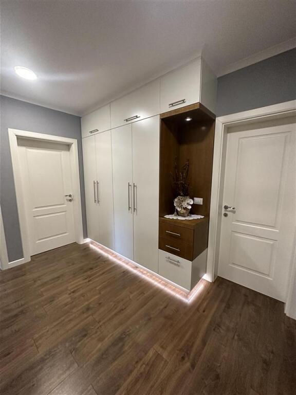 Apartament 2+1+2 me qera ngjit me Hotel Diplomat, perballe Delijorgjit.