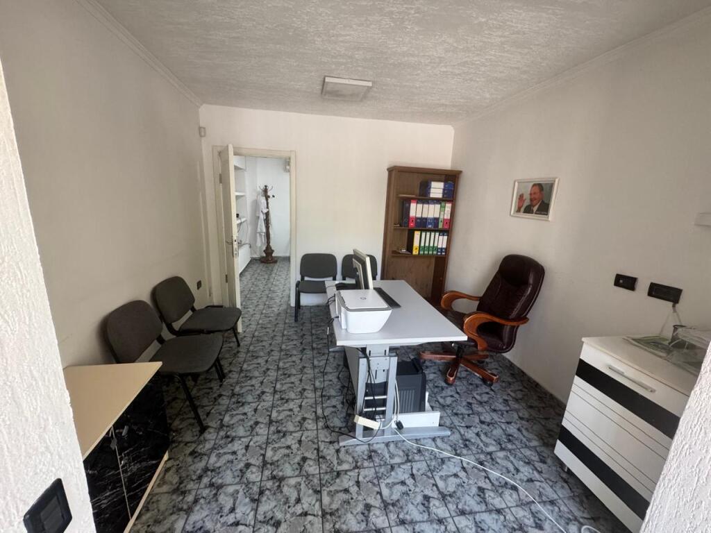 Zyre me qera 100 m² te Ushtari i Panjohur me pamje nga Qendra.