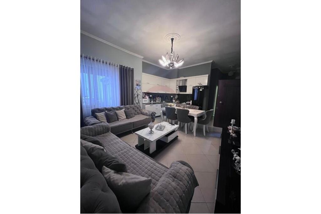 Apartament ne shitje, 2+1 tek bar 'Artisti', Astir
