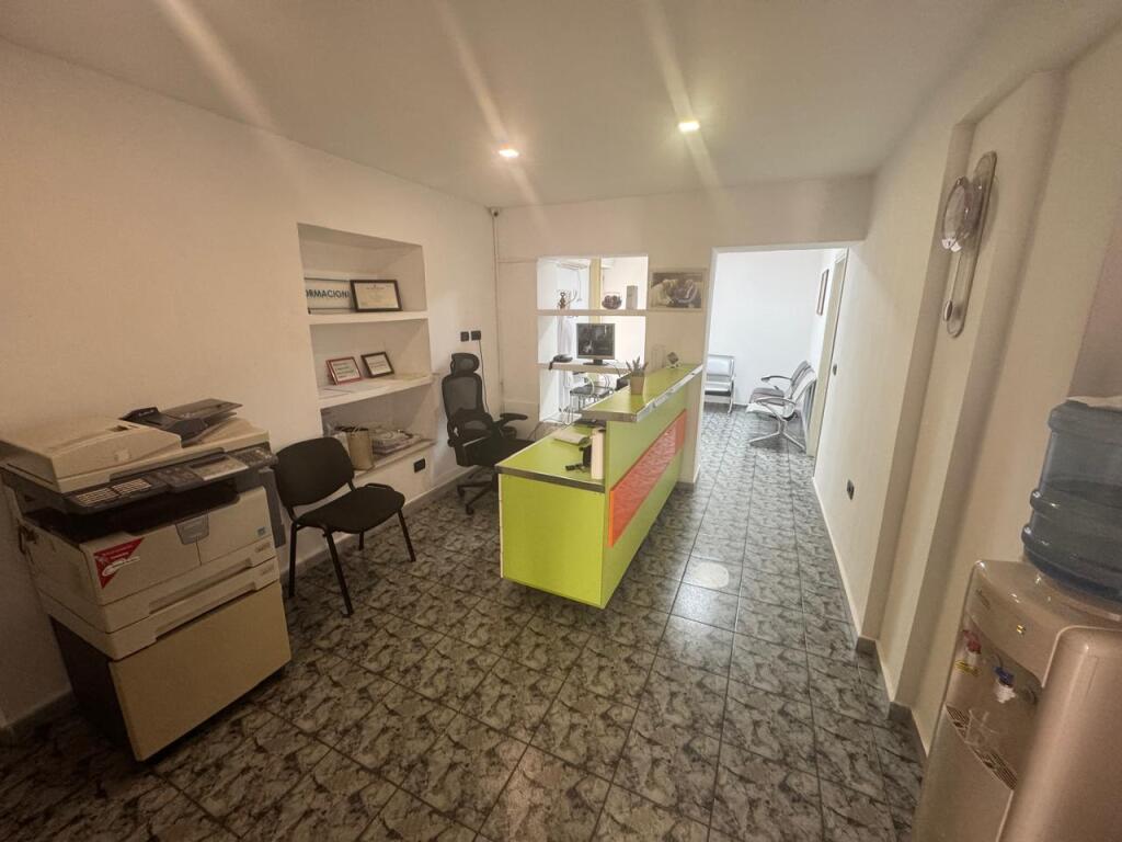 Zyre me qera 100 m² te Ushtari i Panjohur me pamje nga Qendra.