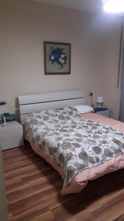 Shitet apartament 1+1 tek materniteti ri