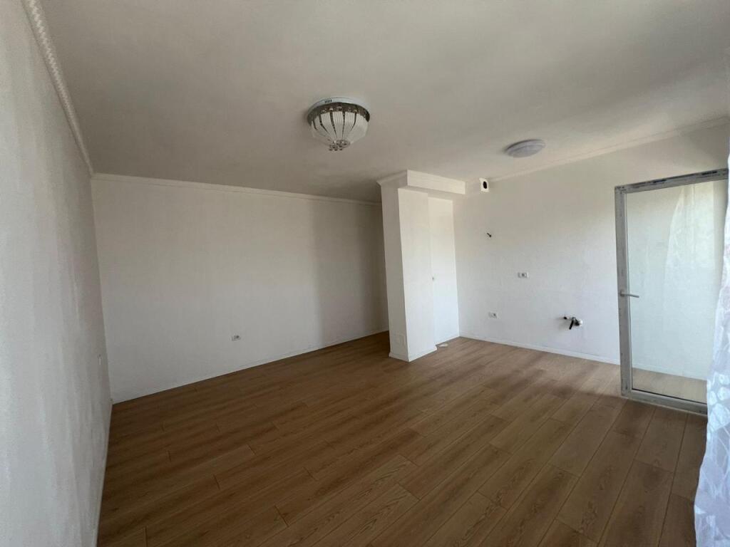 Shitet apartament 1+1 ne Yzberisht tek KMY