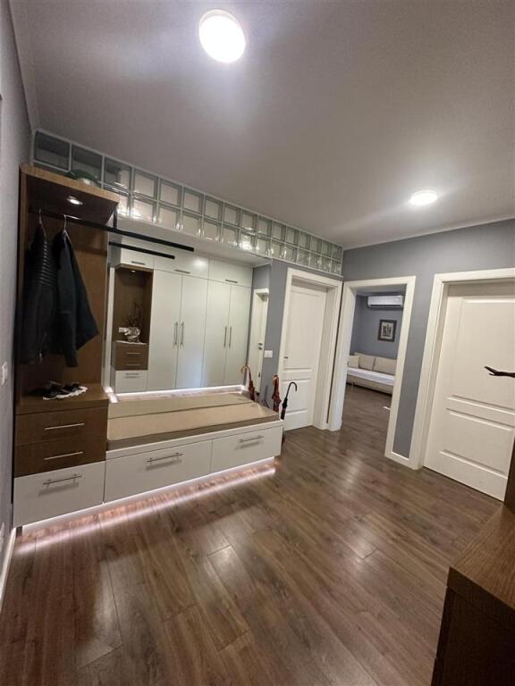 Apartament 2+1+2 me qera ngjit me Hotel Diplomat, perballe Delijorgjit.