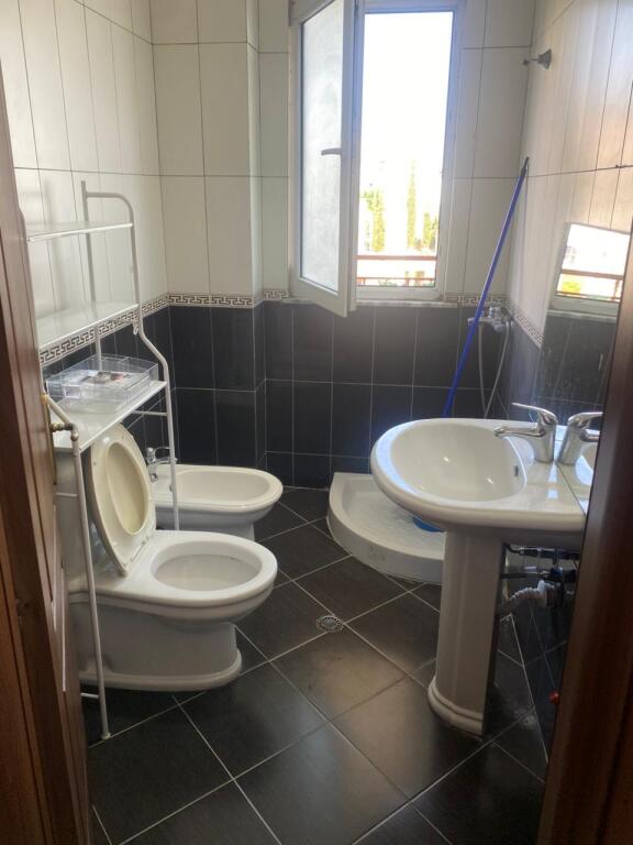 Një apartament 2+1+2 jepet me qera tek Eleonora.