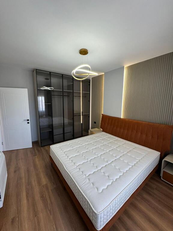 Apartament 1+1 luksoz për qira në një residencë pranë Liqenit të Farkës