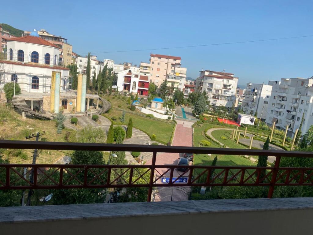 Një apartament 2+1+2 jepet me qera tek Eleonora.