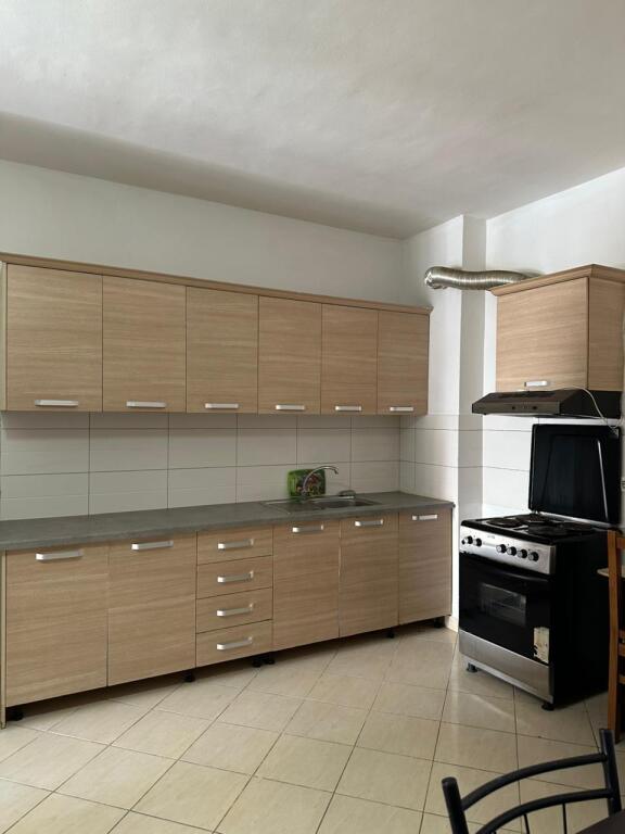 Apartament 2+1 për qira në Astir pranë barit 'Oslo'.