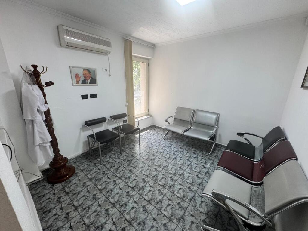 Zyre me qera 100 m² te Ushtari i Panjohur me pamje nga Qendra.