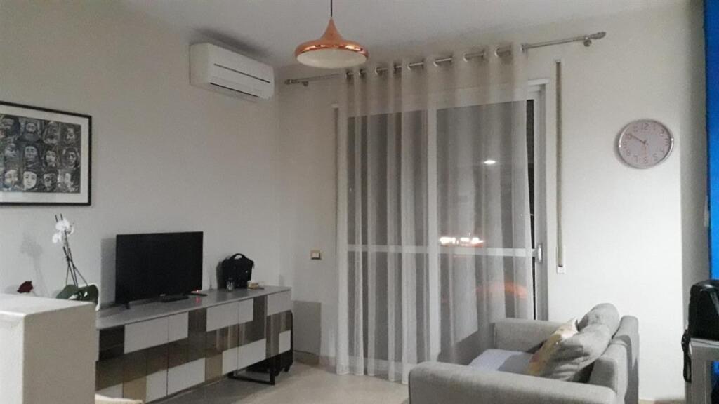 Shitet apartament 1+1 tek materniteti ri