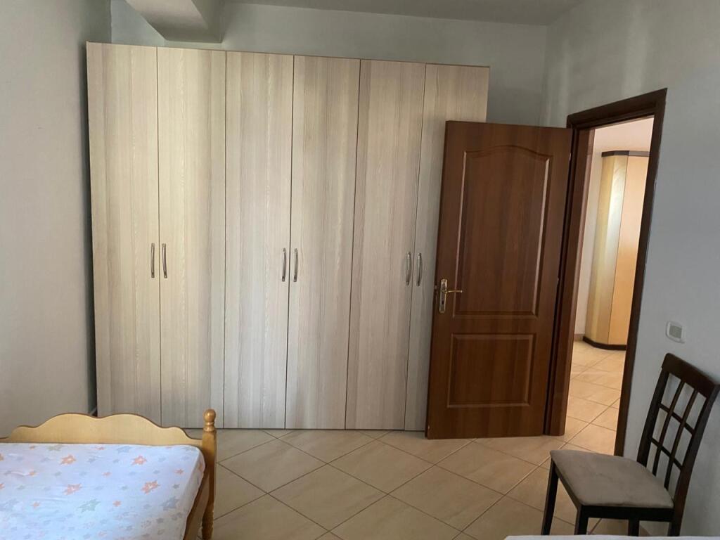 Një apartament 2+1+2 jepet me qera tek Eleonora.