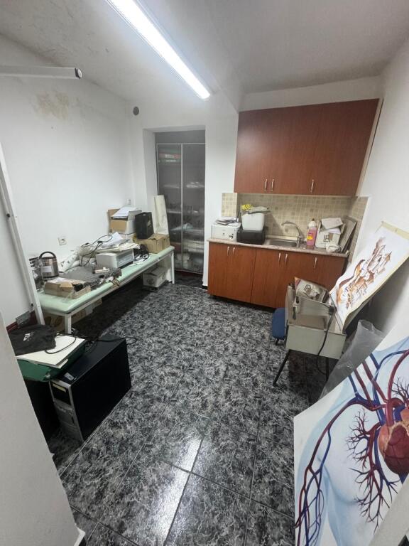 Zyre me qera 100 m² te Ushtari i Panjohur me pamje nga Qendra.