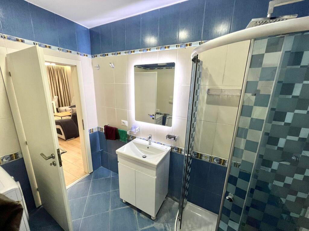 In Affitto: Appartamento 2+1 con Balcone || 📍Kodra e Diellit (Inizio) – 70m² || €620/mese – 2º Piano