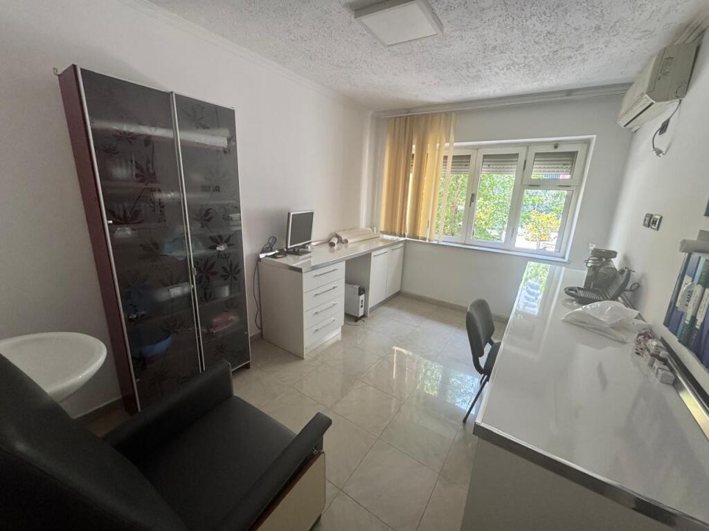 Zyre me qera 100 m² te Ushtari i Panjohur me pamje nga Qendra.