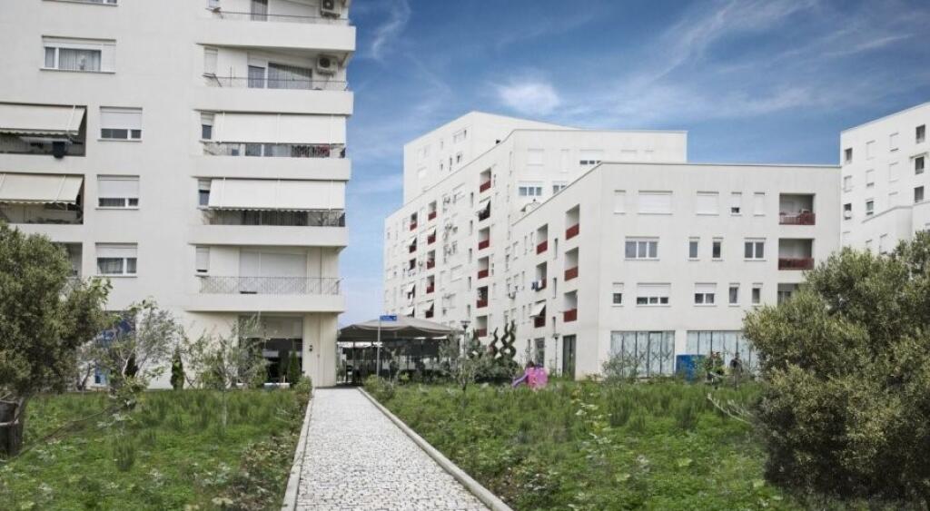 Negozio in vendita a 21 Dhjetori, all'interno del Complesso Kontakt (ID 4171590)