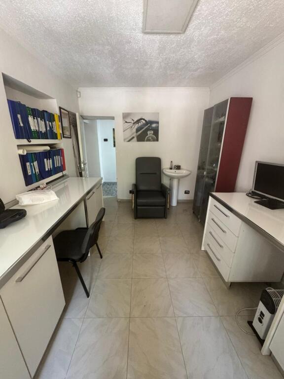 Zyre me qera 100 m² te Ushtari i Panjohur me pamje nga Qendra.