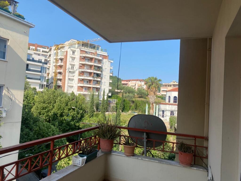 Një apartament 2+1+2 jepet me qera tek Eleonora.