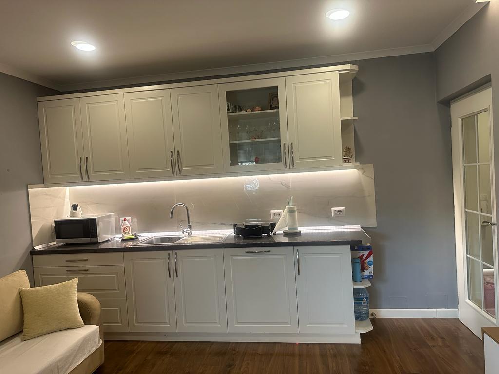 Apartament 2+1+2 me qera ngjit me Hotel Diplomat, perballe Delijorgjit.