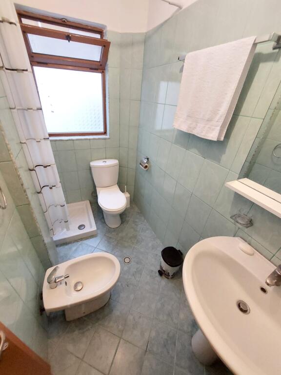 Jepet me qera ditore Apartament 1+1 tek Shkembi i Kavajes