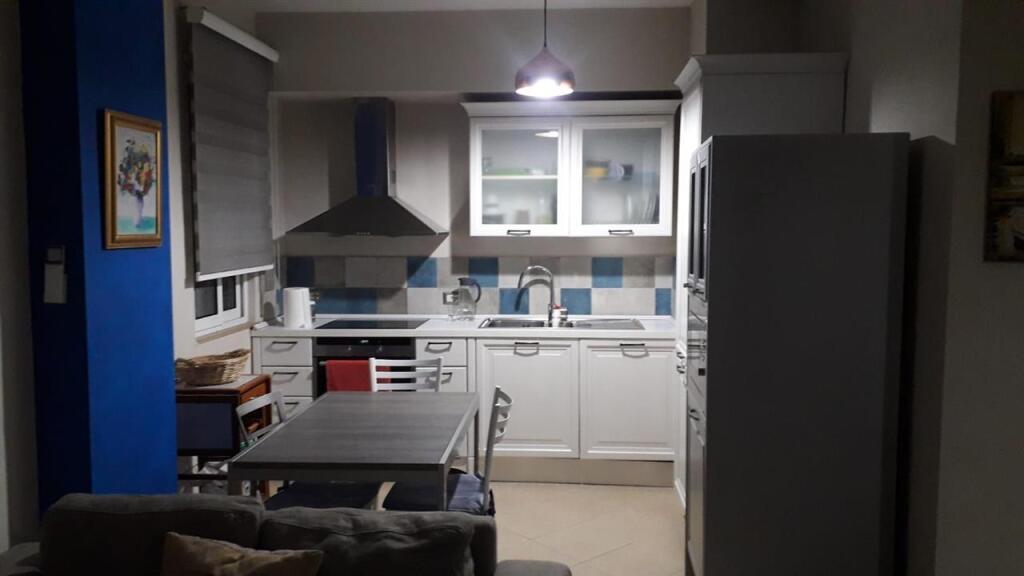 Shitet apartament 1+1 tek materniteti ri