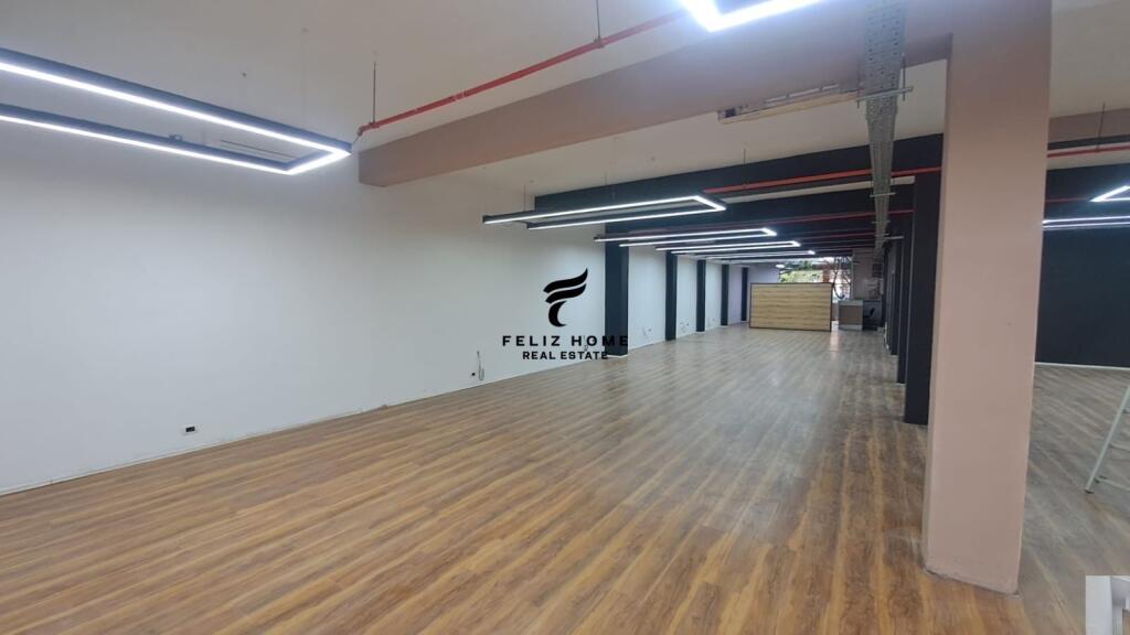 AMBIENTE COMMERCIALE IN AFFITTO 300 M2 VIA KAVAJES