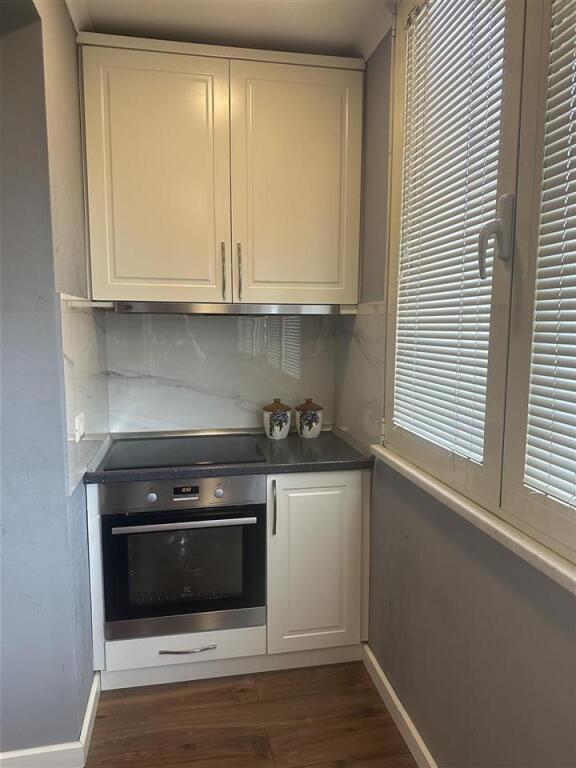 Apartament 2+1+2 me qera ngjit me Hotel Diplomat, perballe Delijorgjit.