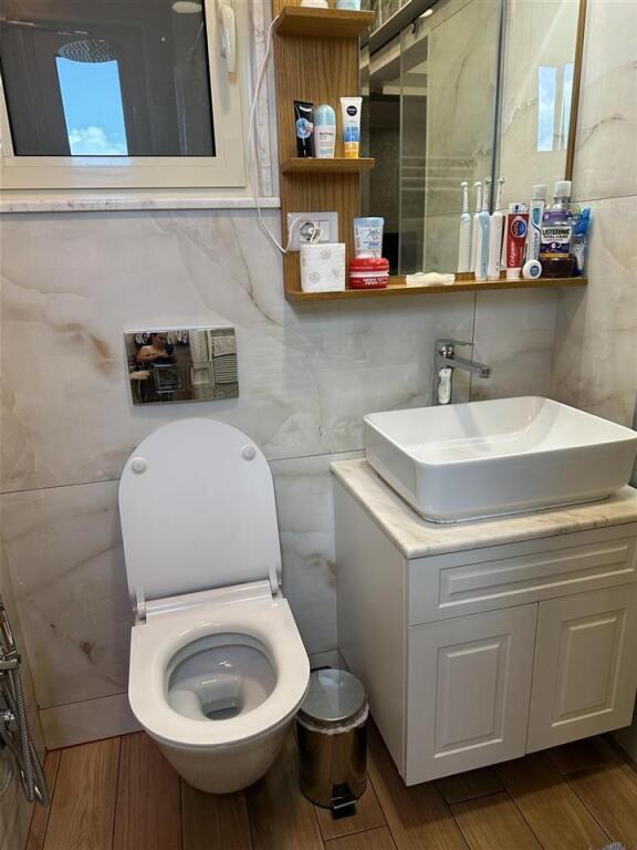 Apartament 2+1+2 me qera ngjit me Hotel Diplomat, perballe Delijorgjit.