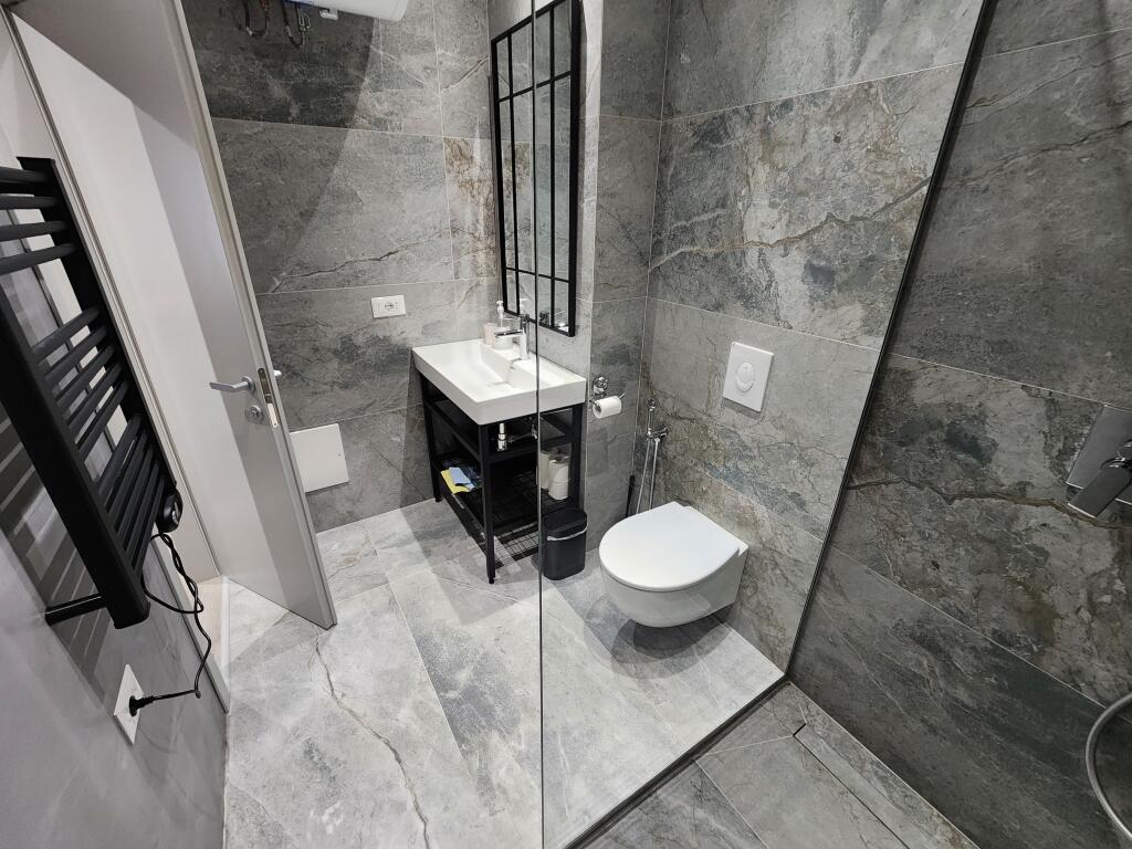  In Affitto: Appartamento 1+1 con Balcone | Lago Artificiale – Prima Linea, Palazzo Swan | Prima Locazione | €700/mese