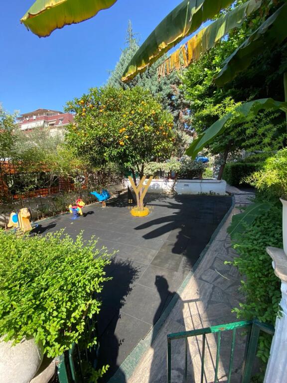 AFFITTASI VILLA A 3 PIANI NELLA COMUNE DI PARIGI