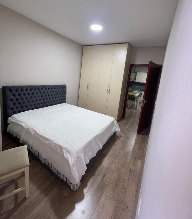 Astir, pranë Vero Caffe, jepet me qira apartament 2+1!