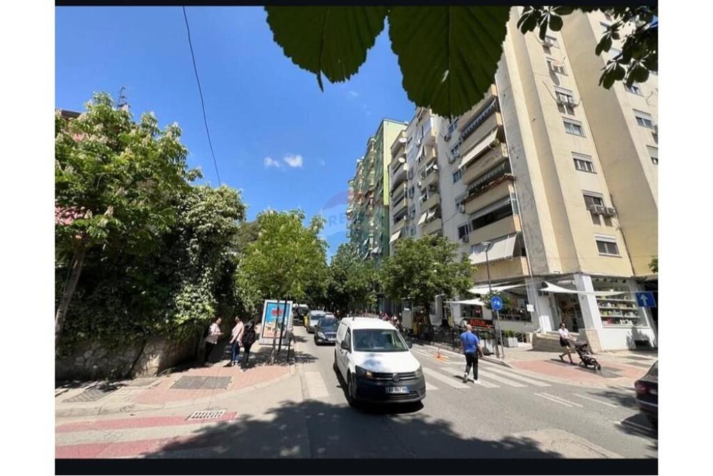 Shop for sale in Bllok on Brigada VIII Street!