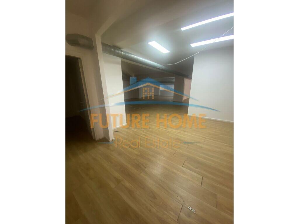 Shitet, Ambient Biznesi + 3 Poste Parkimi, Zogu i Zi