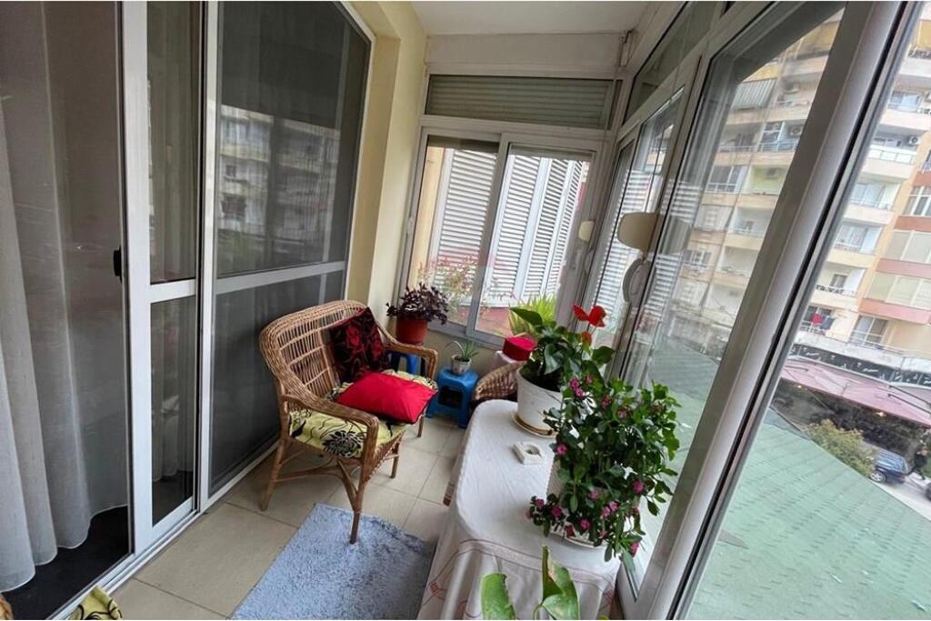 Ofrohet apartament 2+1 ne rrugen Loni Ligori, Astir. Ndodhet ne katin e 2 te nje pallati me ashensor.