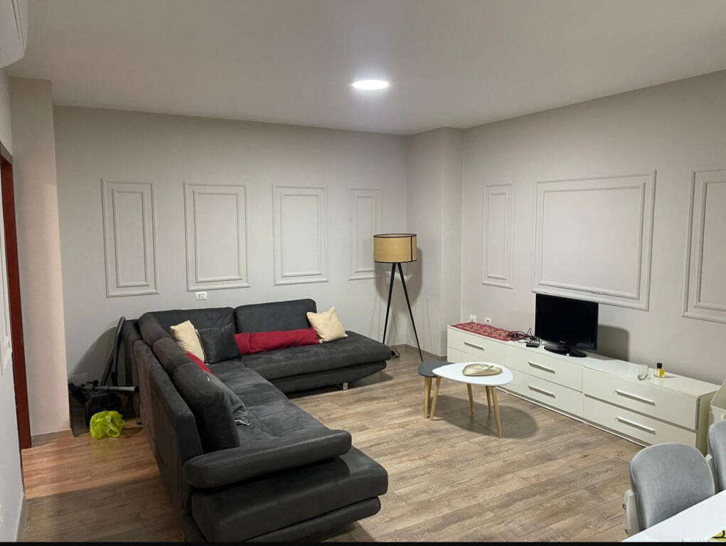 Astir, pranë Vero Caffe, jepet me qira apartament 2+1!