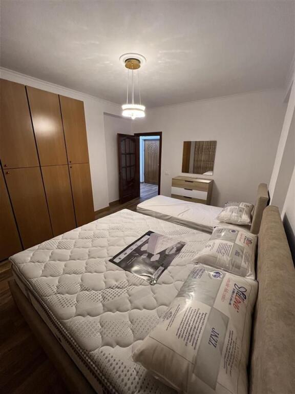 Mbrapa ministrise se jashtme tek Zyra e punes,jepet me qera apartament 1+1