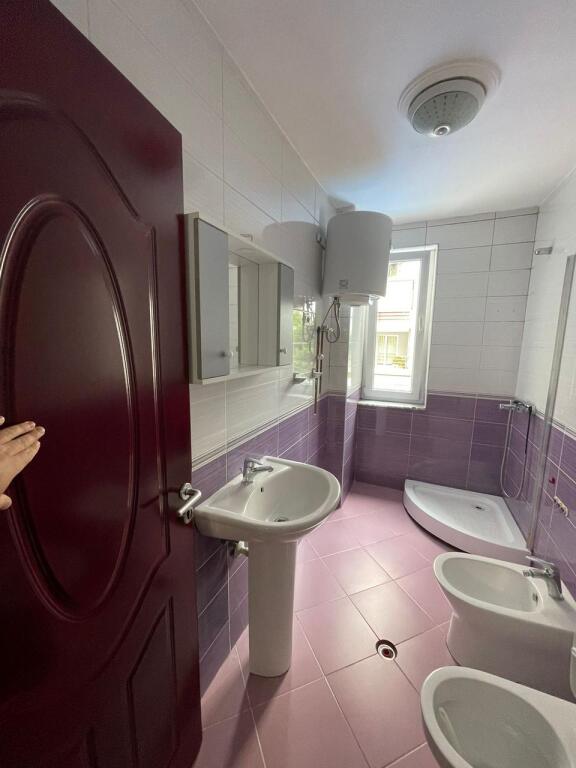 Jepet me Qira Apartament 2+1 ne Astir, pranë Bar Artistit