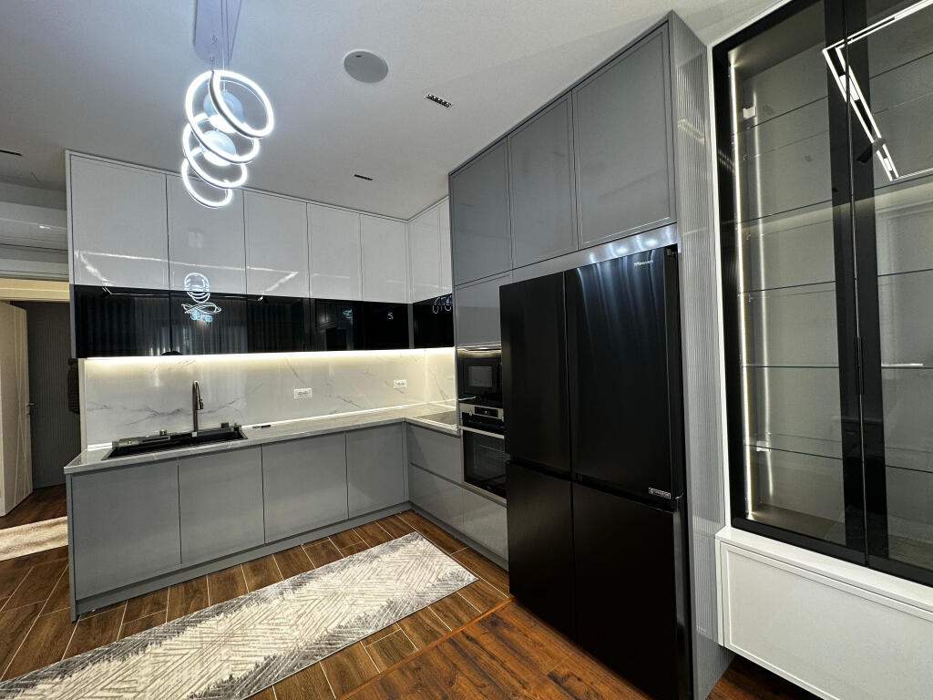 Apartament Me Qera 2+1+2+Post Parkimi tek Farmacia 10 (ID B2201067) Tirane