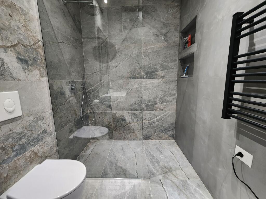  In Affitto: Appartamento 1+1 con Balcone | Lago Artificiale – Prima Linea, Palazzo Swan | Prima Locazione | €700/mese