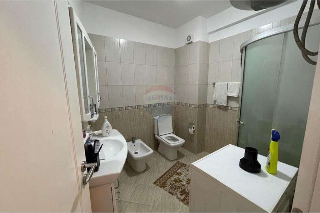 Ofrohet apartament 2+1 ne rrugen Loni Ligori, Astir. Ndodhet ne katin e 2 te nje pallati me ashensor.