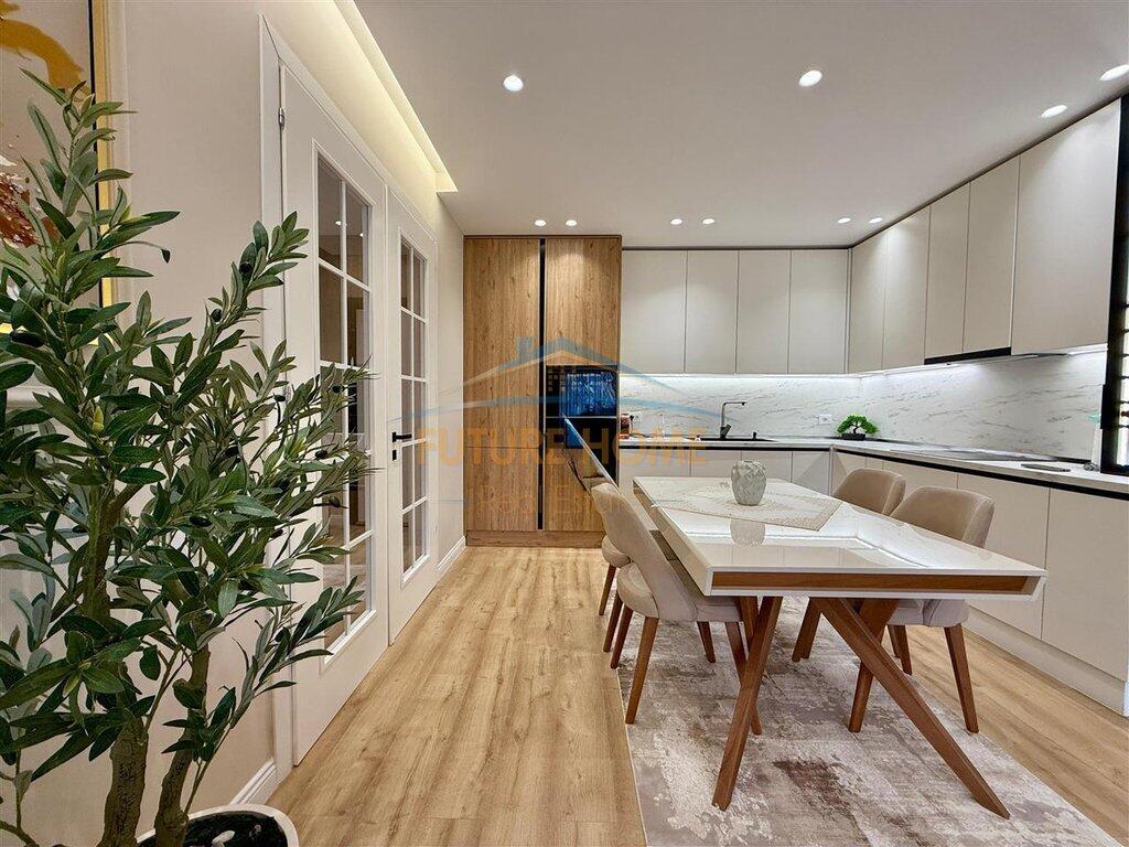 Shitet, Apartament 2+1+2+Post Parkimi, Xhamlliku, Tiranë