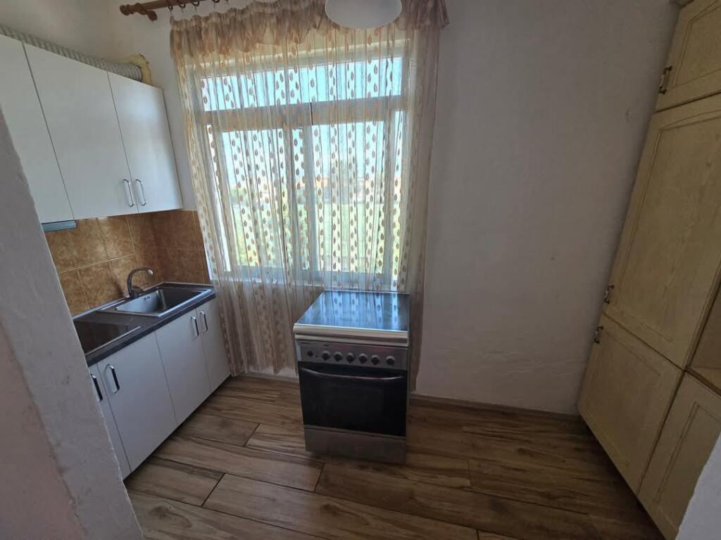 APARTMENT 1+1. ISH QYTETI I NXENESVE. PRANE SHKOLLES KARL GEGA