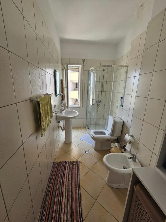 In vendita Appartamento 1+1 - Shkëmbi i Kavajës, vicino all'Hotel Majestik