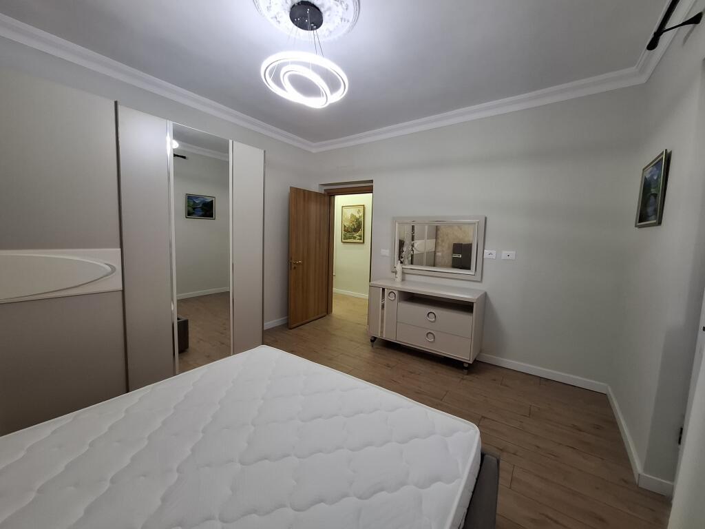 In Affitto: Appartamento 1+1 con Balcone (📍Xhamllik – Di fronte al Neptun) - 3° Piano – 60m² || €520/mese